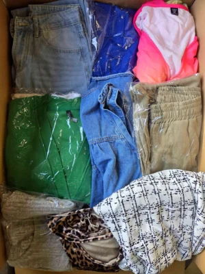 The photo shows a package with clothing in the category SN.