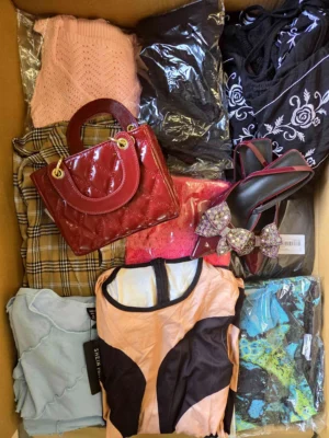 The photo shows a package with clothing in the category SN.