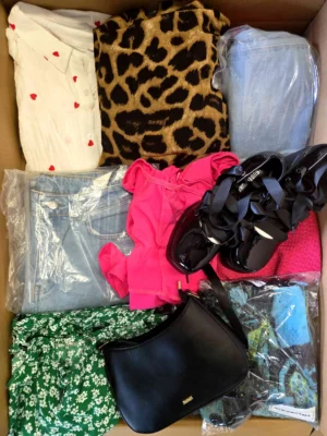 The photo shows a package with clothing in the category SN.