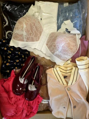 The photo shows a package with clothing in the category SN.