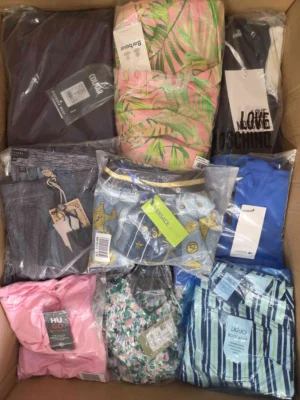 The photo shows a package with clothing in the category AP.