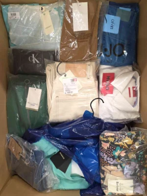 The photo shows a package with clothing in the category AP.