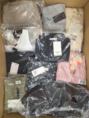 The photo shows a package with clothing in the category AP.