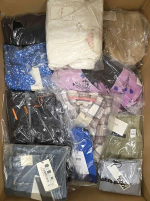 The photo shows a package with clothing in the category AP.