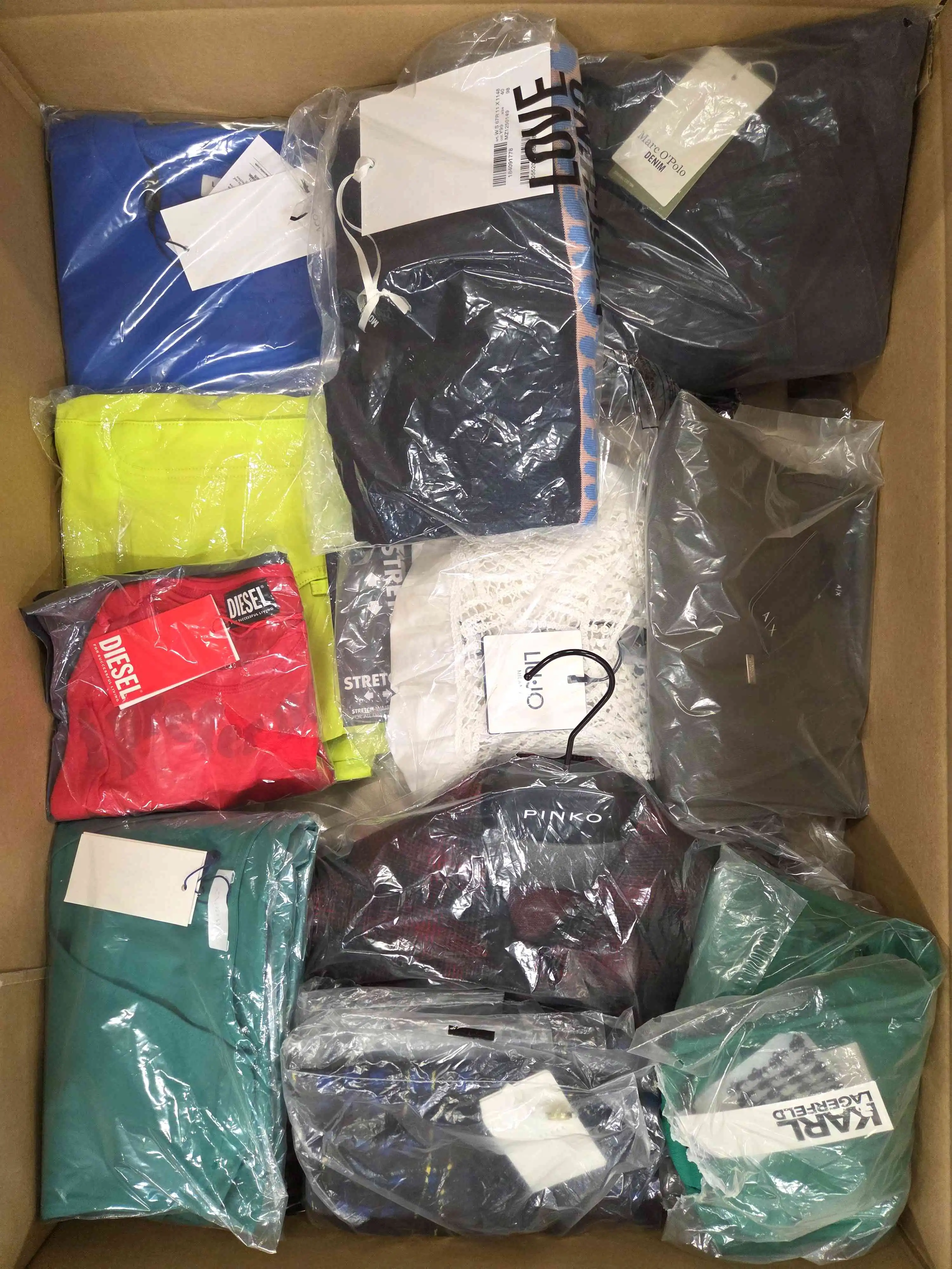 AP903 3 The photo shows a package with clothing in the category AP.