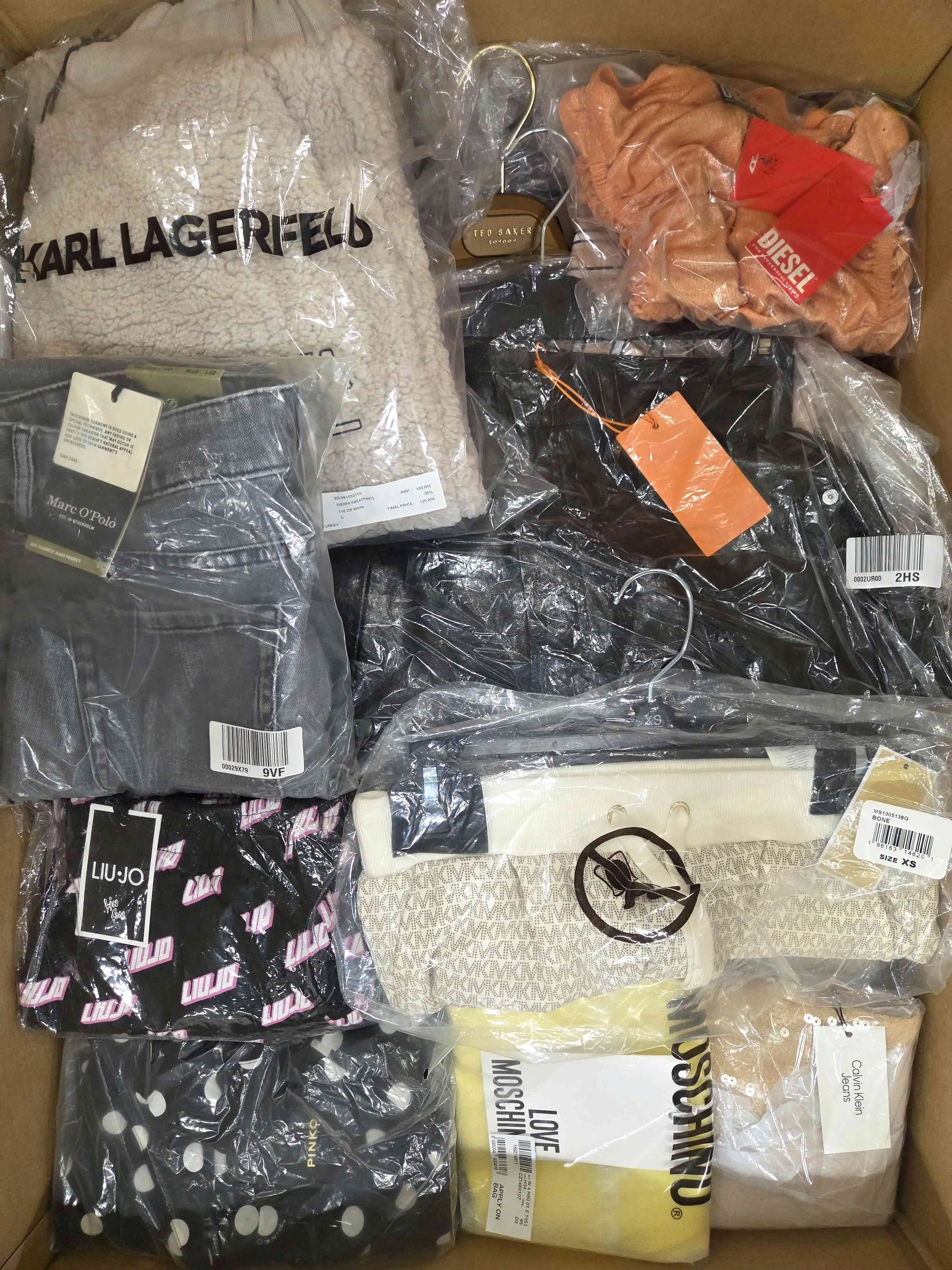 AP907 3 The photo shows a package with clothing in the category AP.