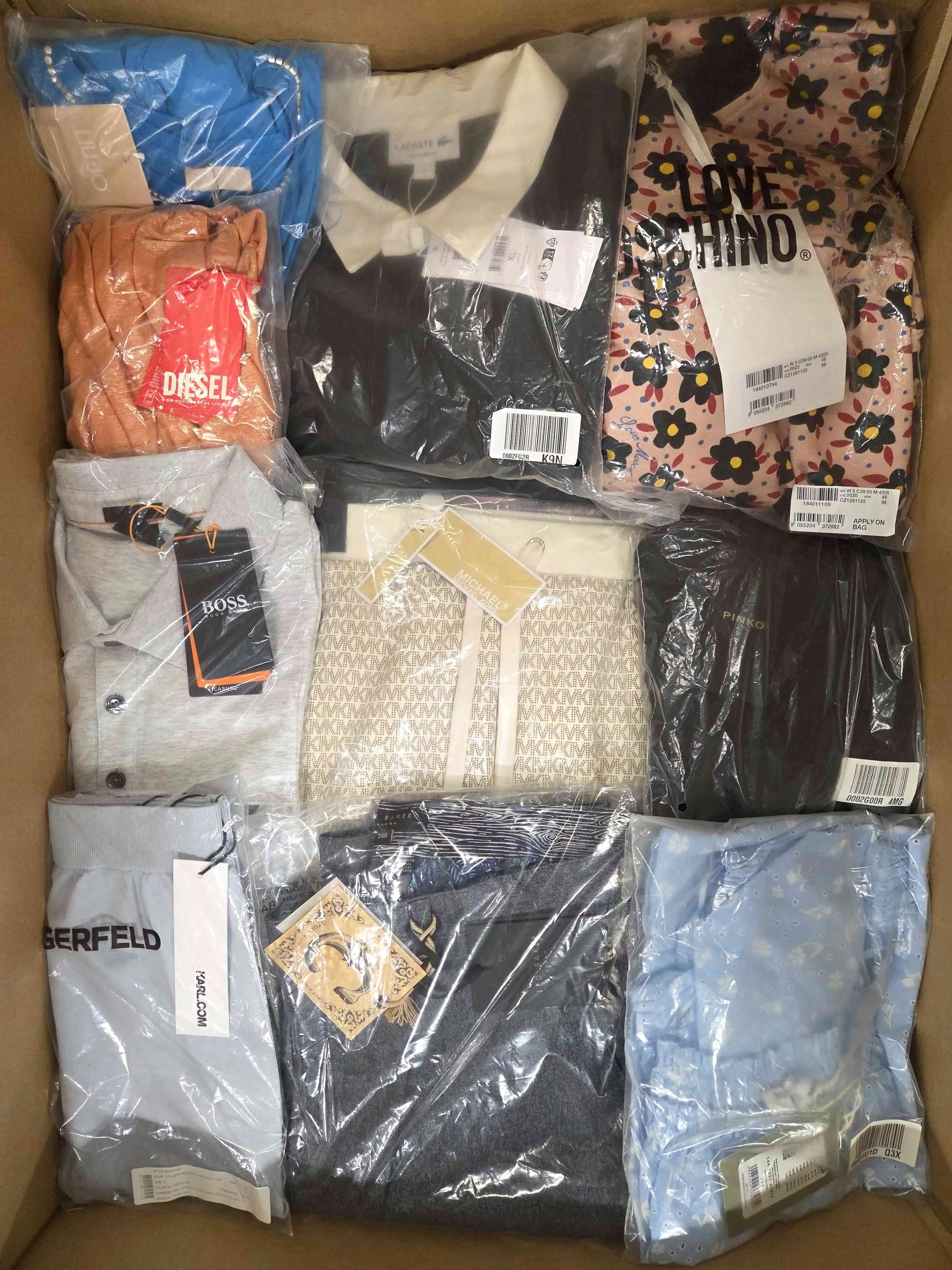 AP913 3 The photo shows a package with clothing in the category AP.