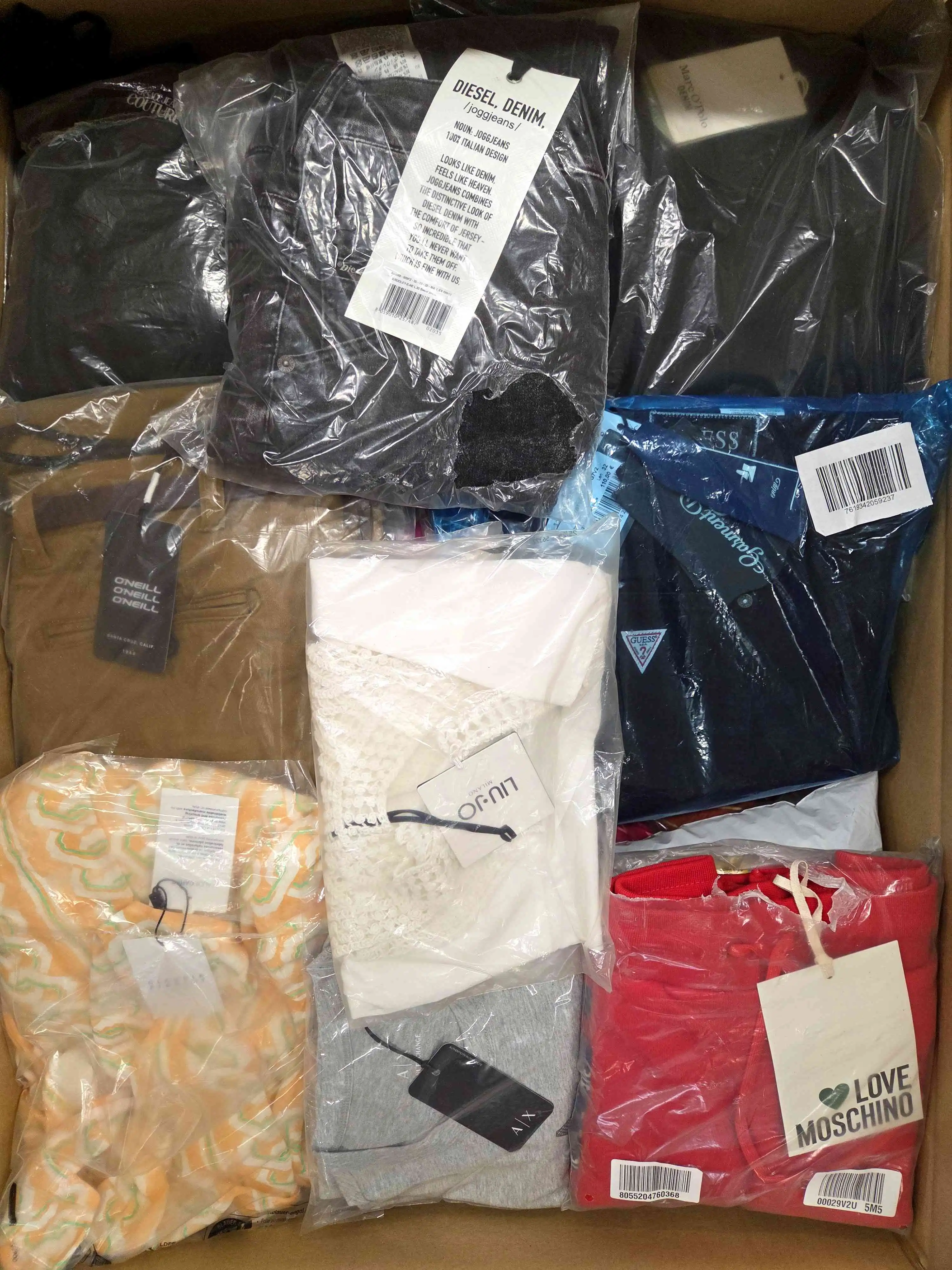 A1030 3 The photo shows a package with clothing in the category A.