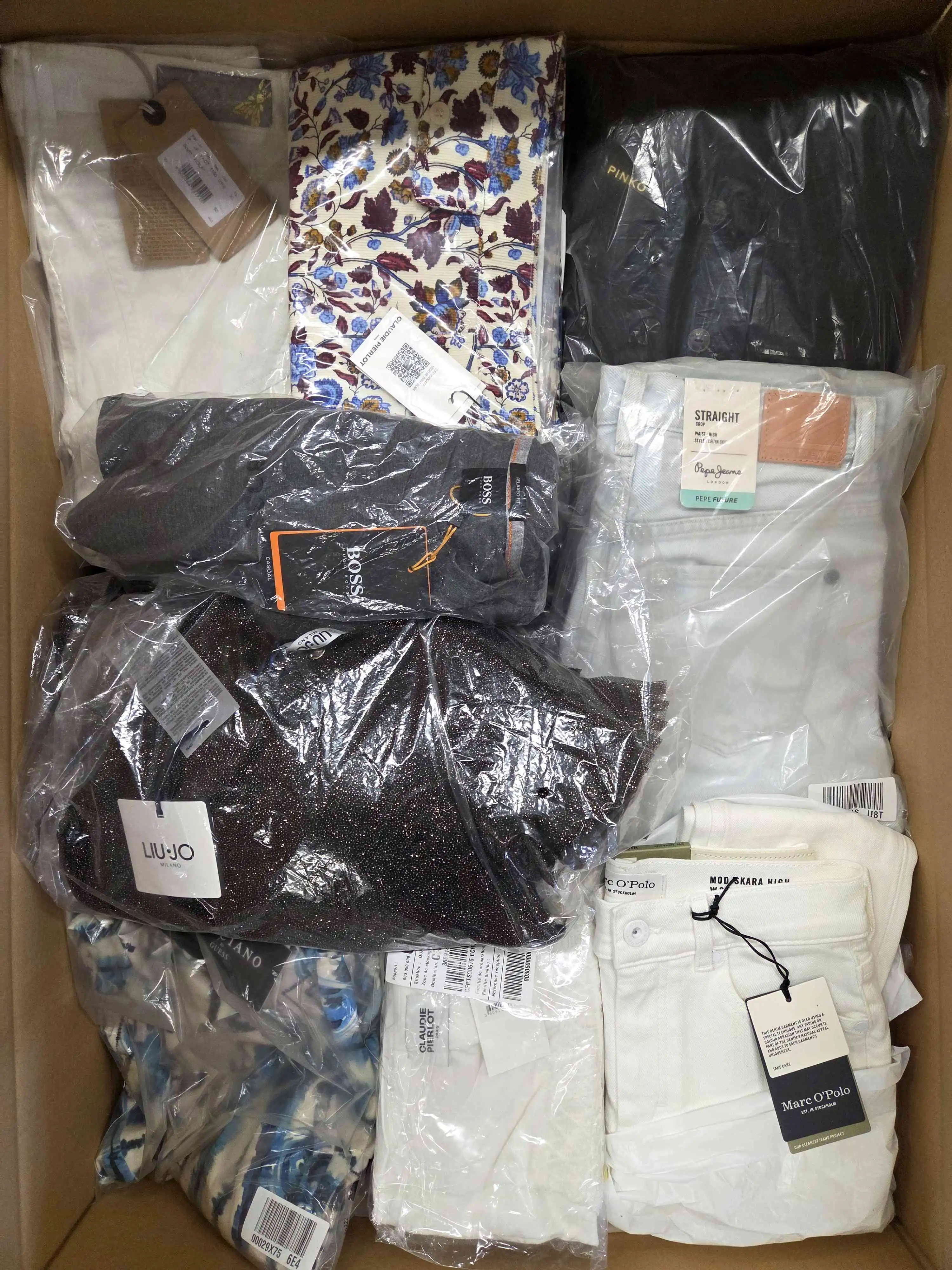 A1039 2 The photo shows a package with clothing in the category A.