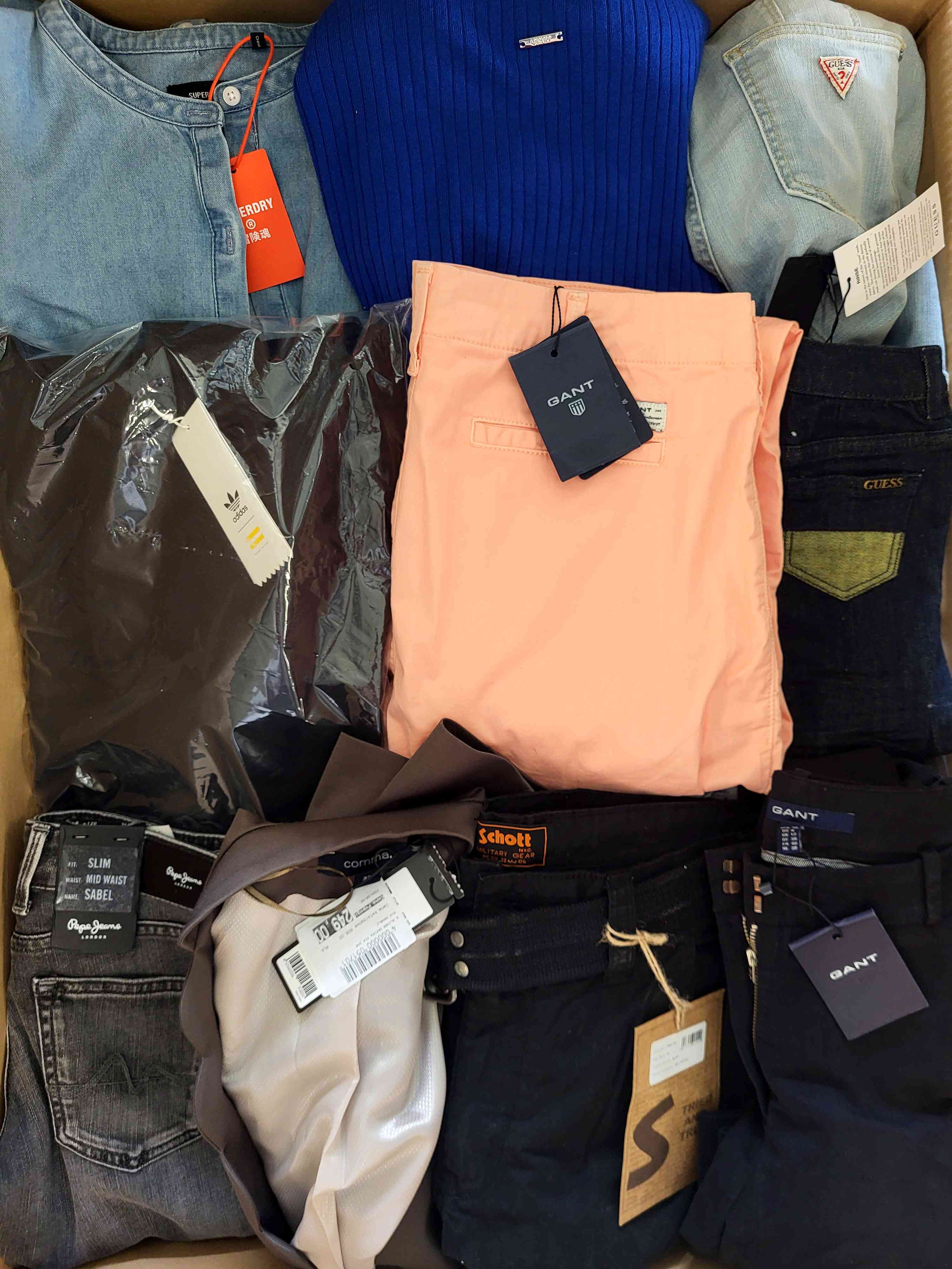 PT106 3 The photo shows a package with clothing in the category T.