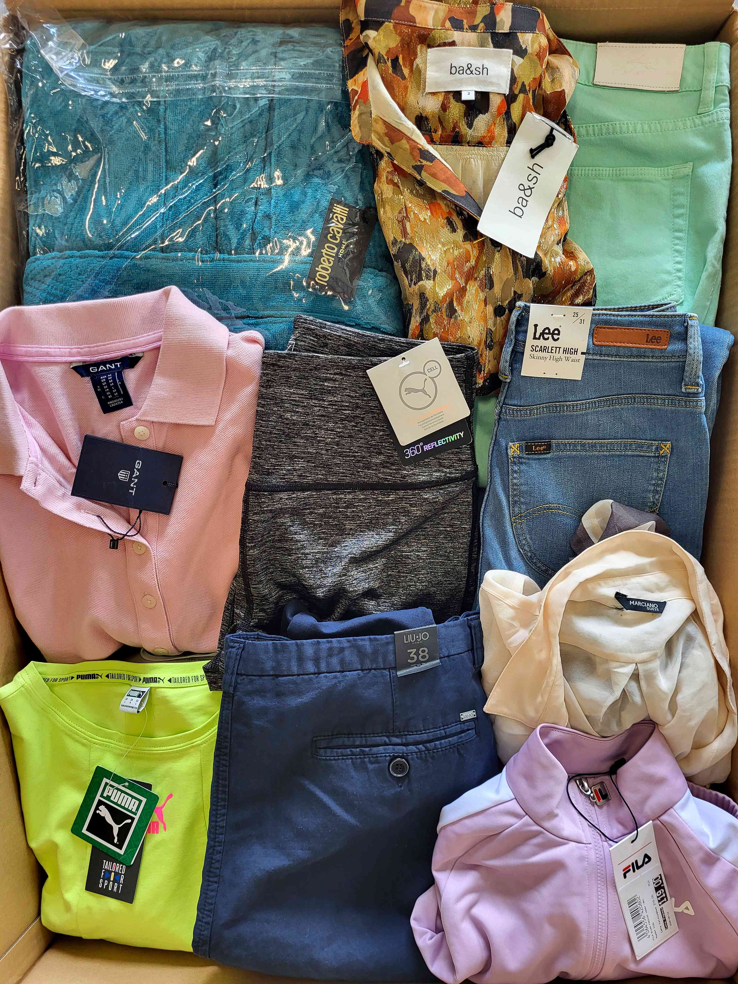 PT115 3 The photo shows a package with clothing in the category T.