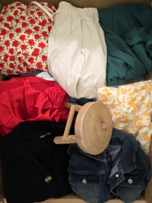 The photo shows a package with clothing in the category BSN.