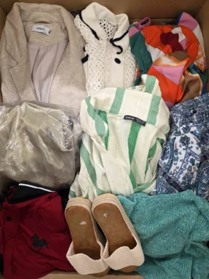 The photo shows a package with clothing in the category BSN.