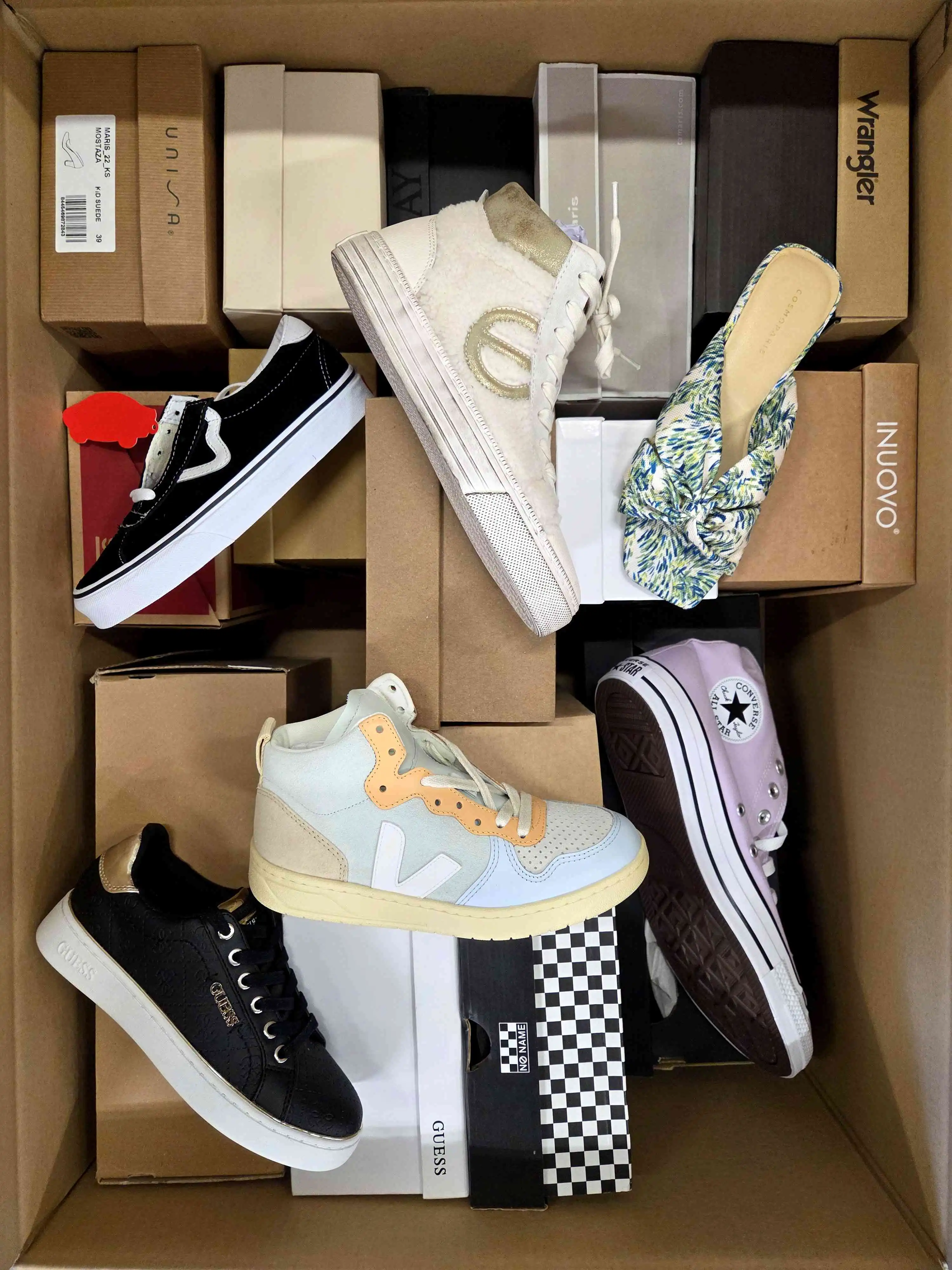 AS1231 3 The photo shows a package with footwear in the category AS.