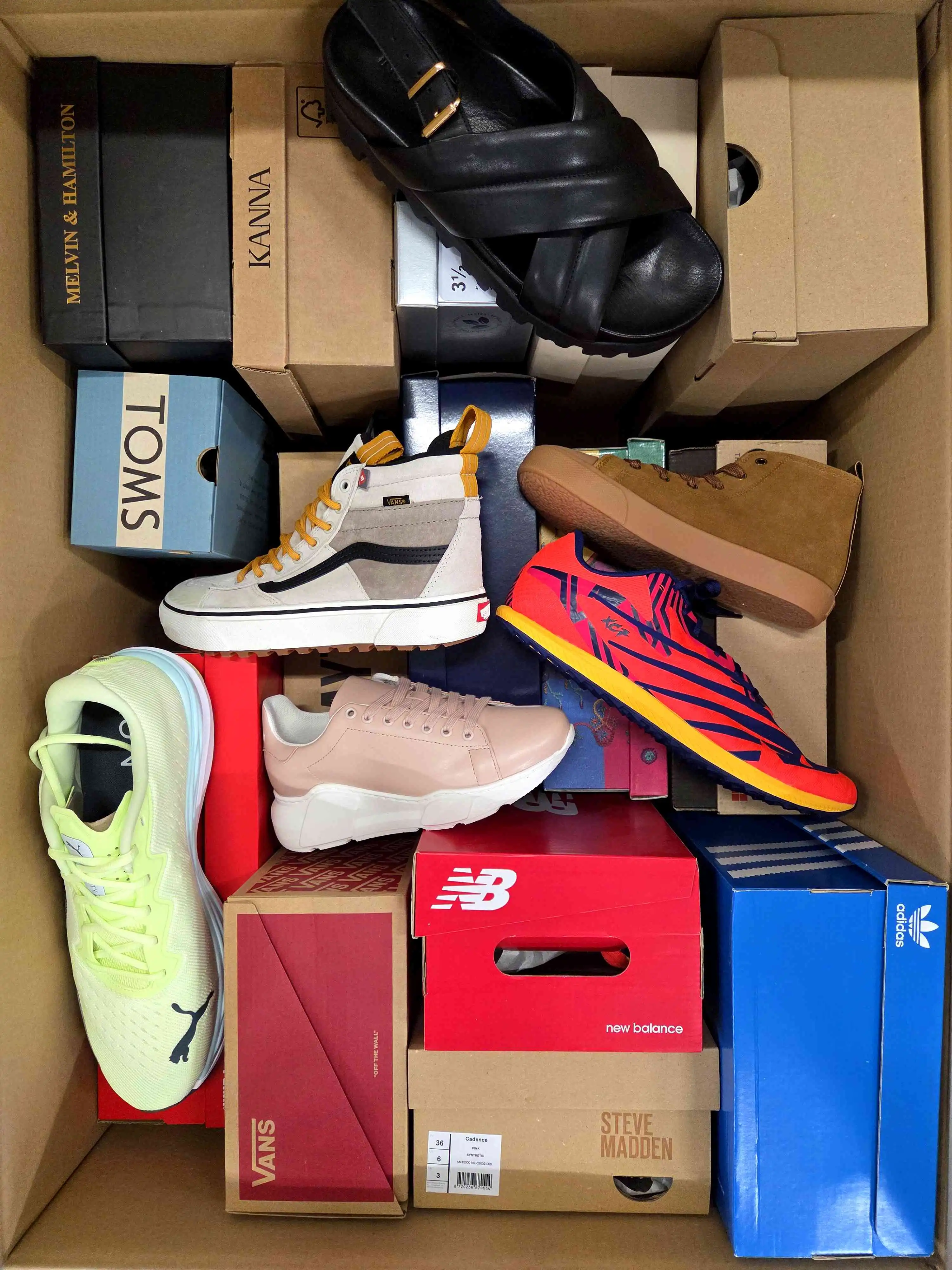 AS1232 3 The photo shows a package with footwear in the category AS.