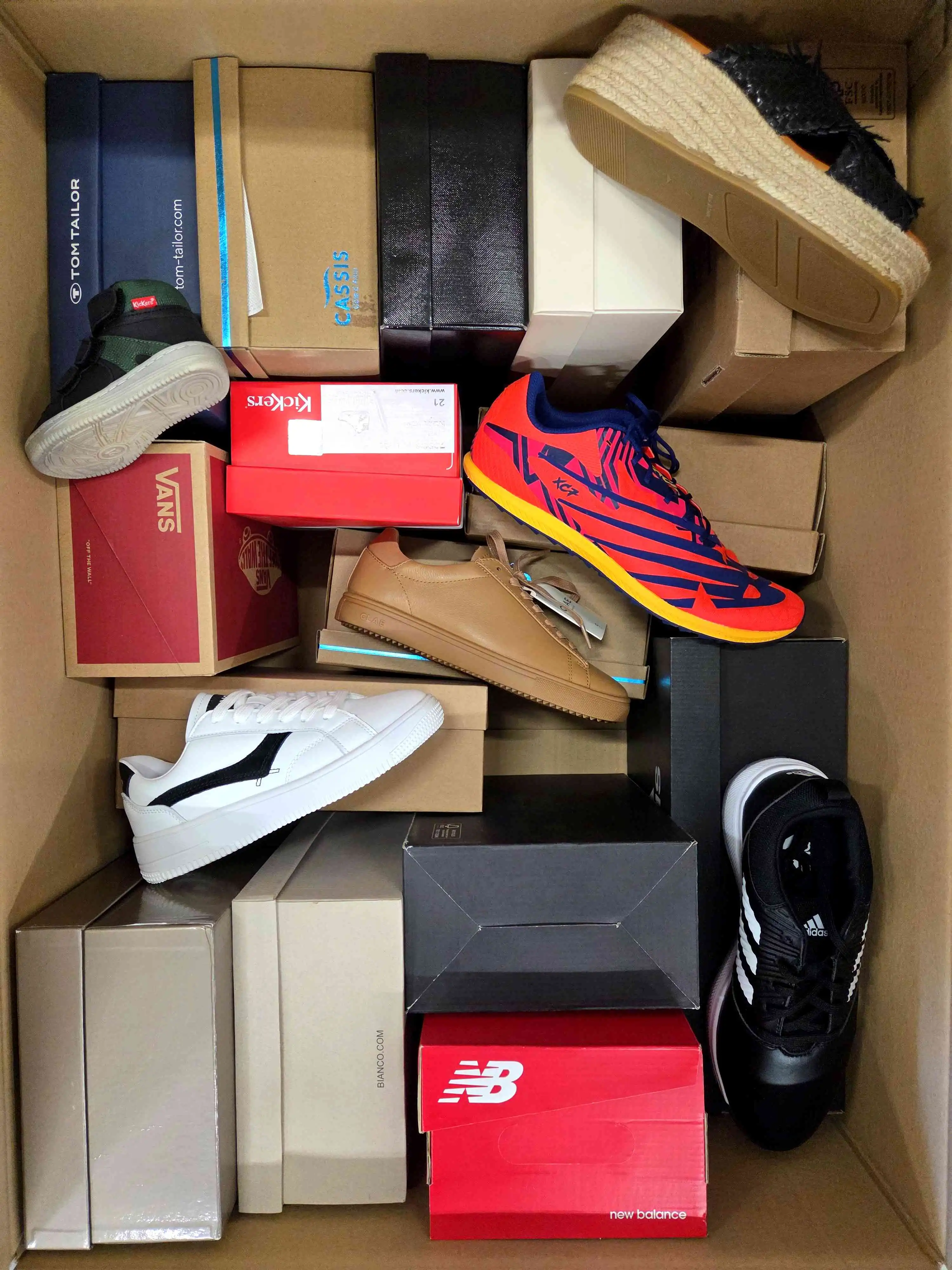 AS1233 3 The photo shows a package with footwear in the category AS.