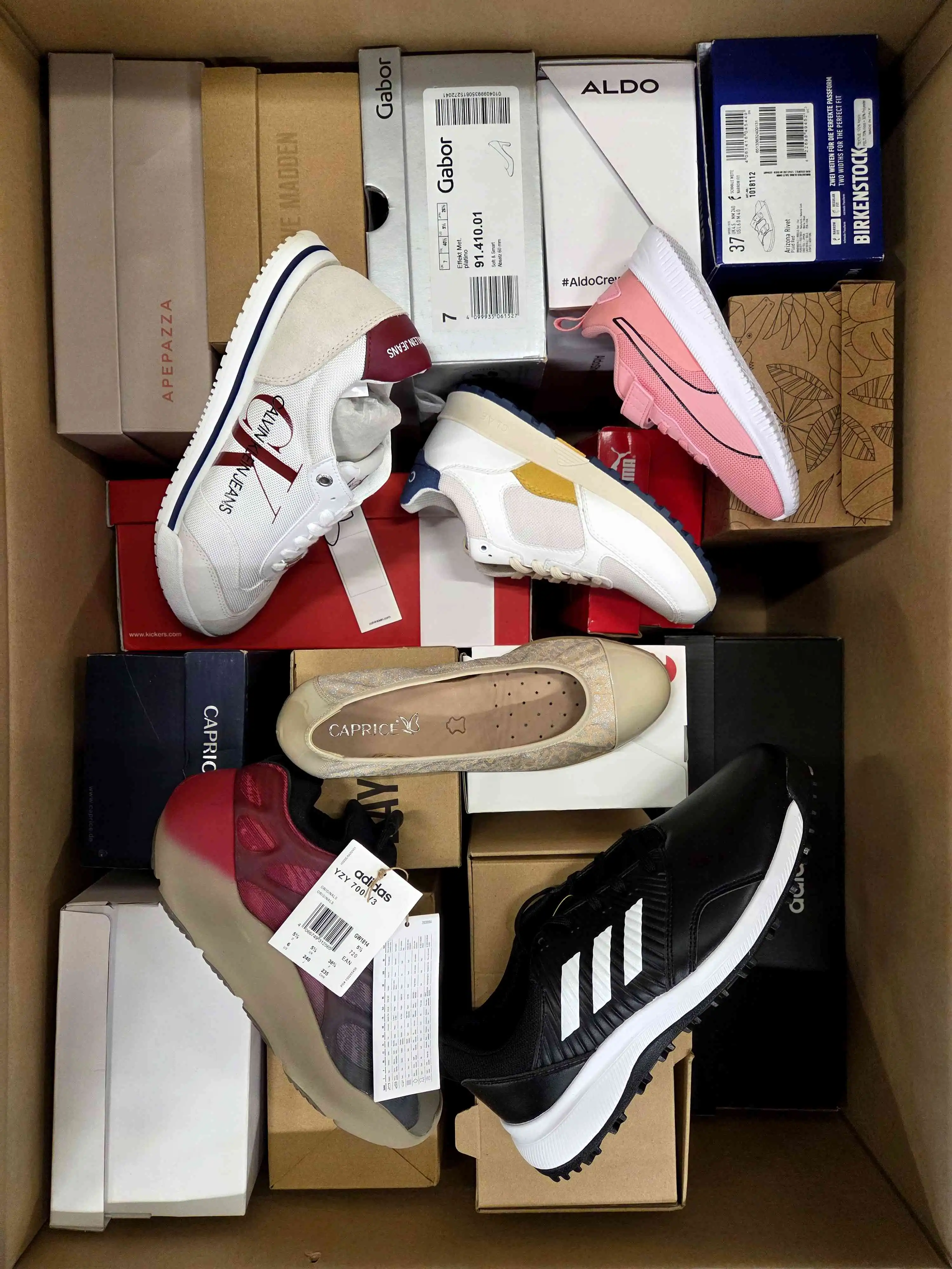 AS1239 3 The photo shows a package with footwear in the category AS.