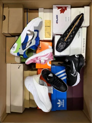 The photo shows a package with footwear in the category AS.