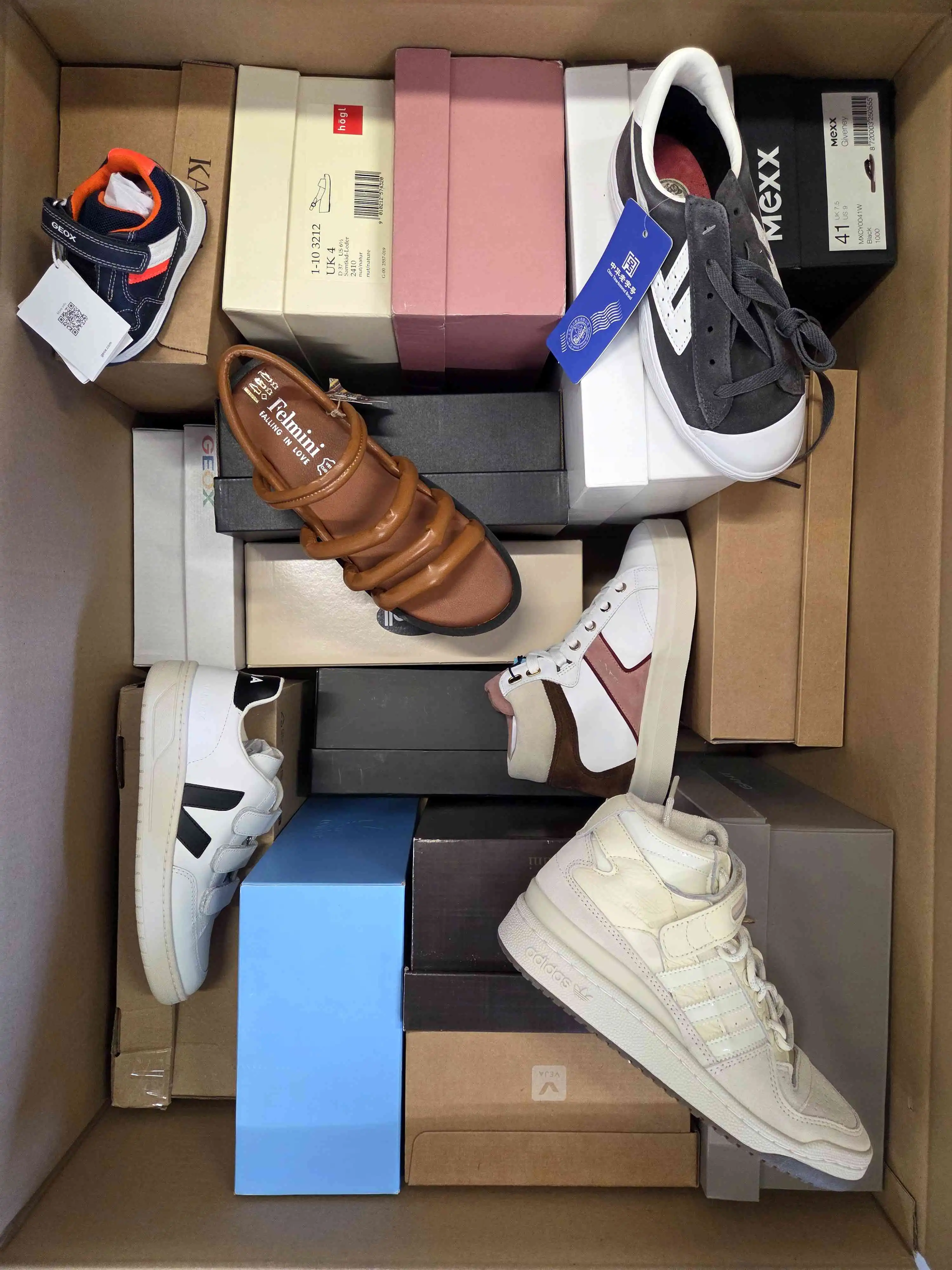 AS1267 3 The photo shows a package with footwear in the category AS.