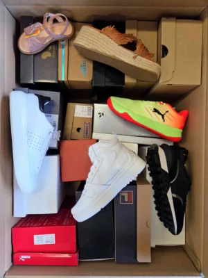 The photo shows a package with footwear in the category AS.