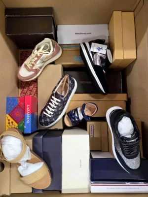 The photo shows a package with footwear in the category AS.