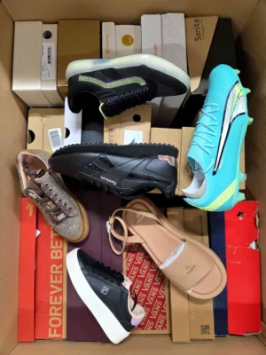 The photo shows a package with footwear in the category AS.