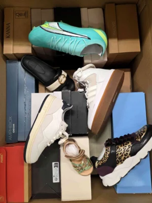 The photo shows a package with footwear in the category AS.