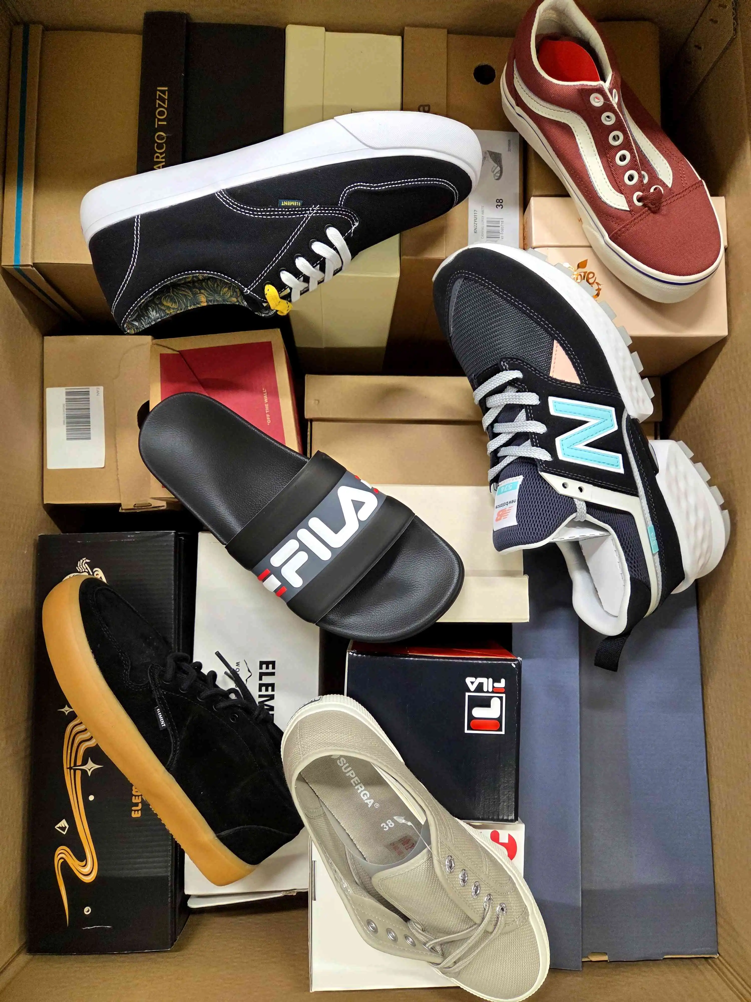 AS1297 3 The photo shows a package with footwear in the category AS.