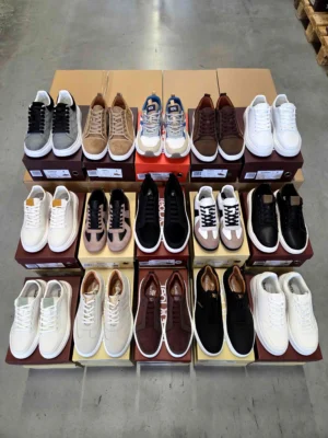 The photo shows a package with clothing in the category T.