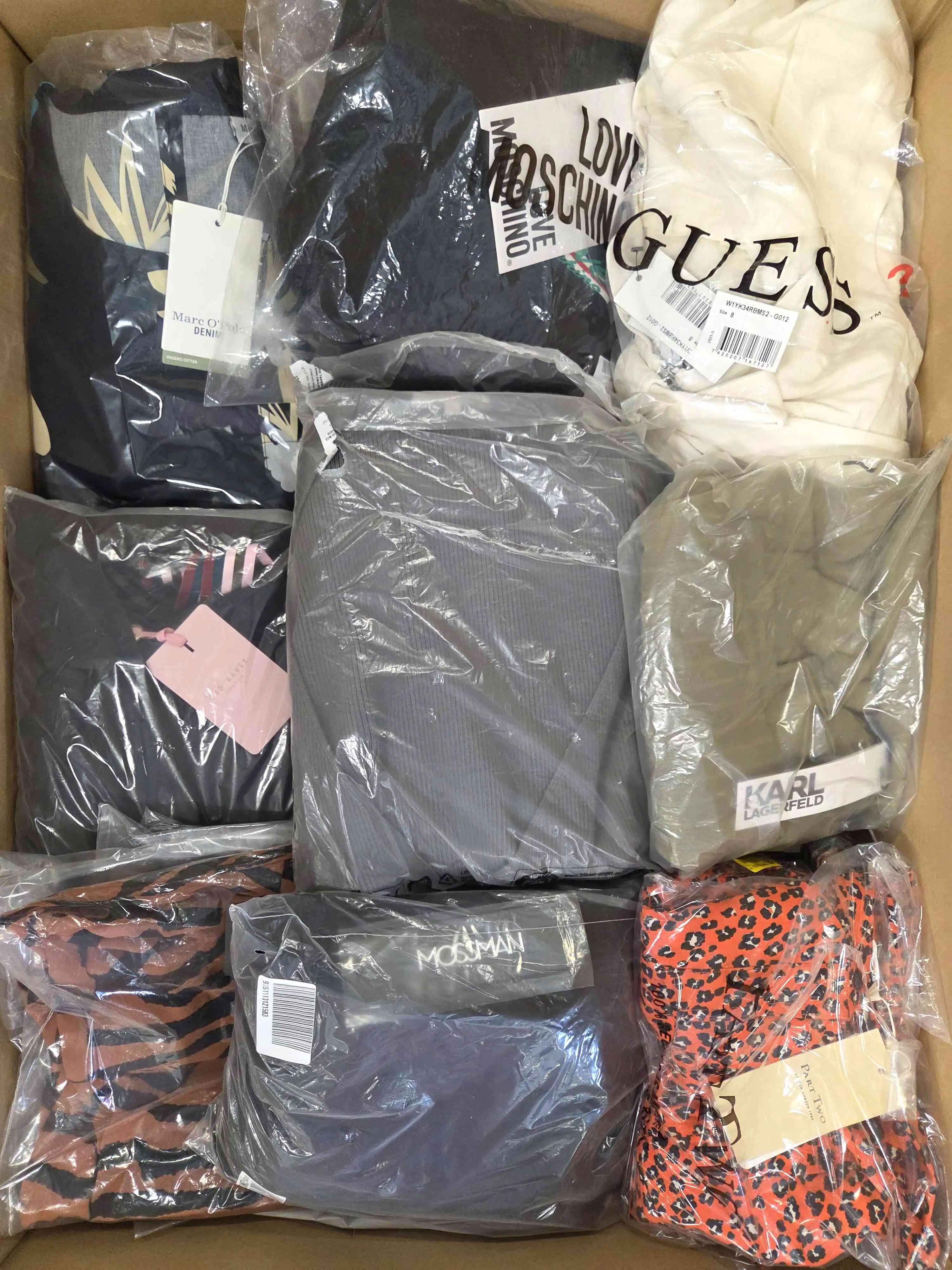 AD146 3 The photo shows a package with clothing in the category A.