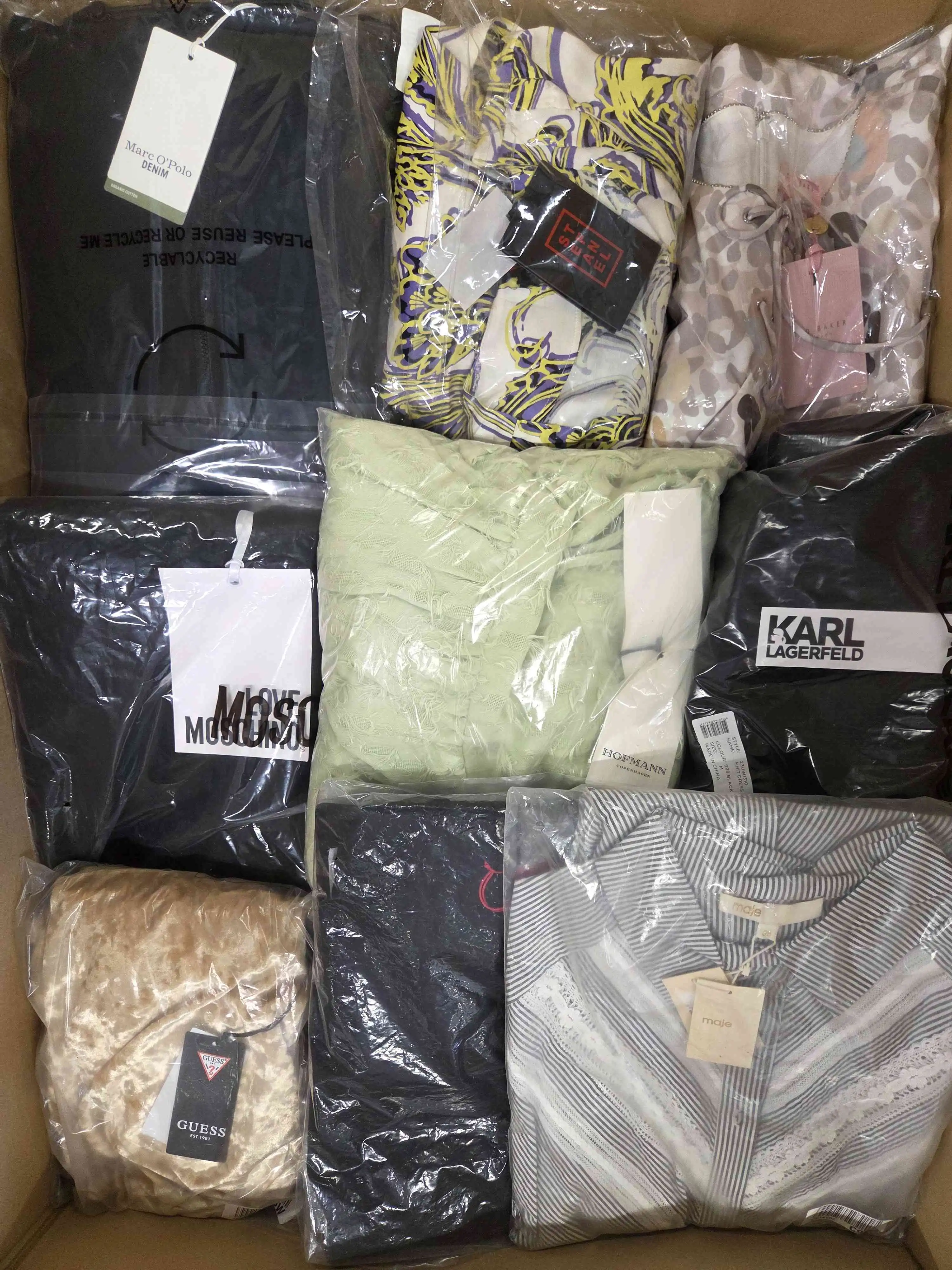 AD150 3 The photo shows a package with clothing in the category A.
