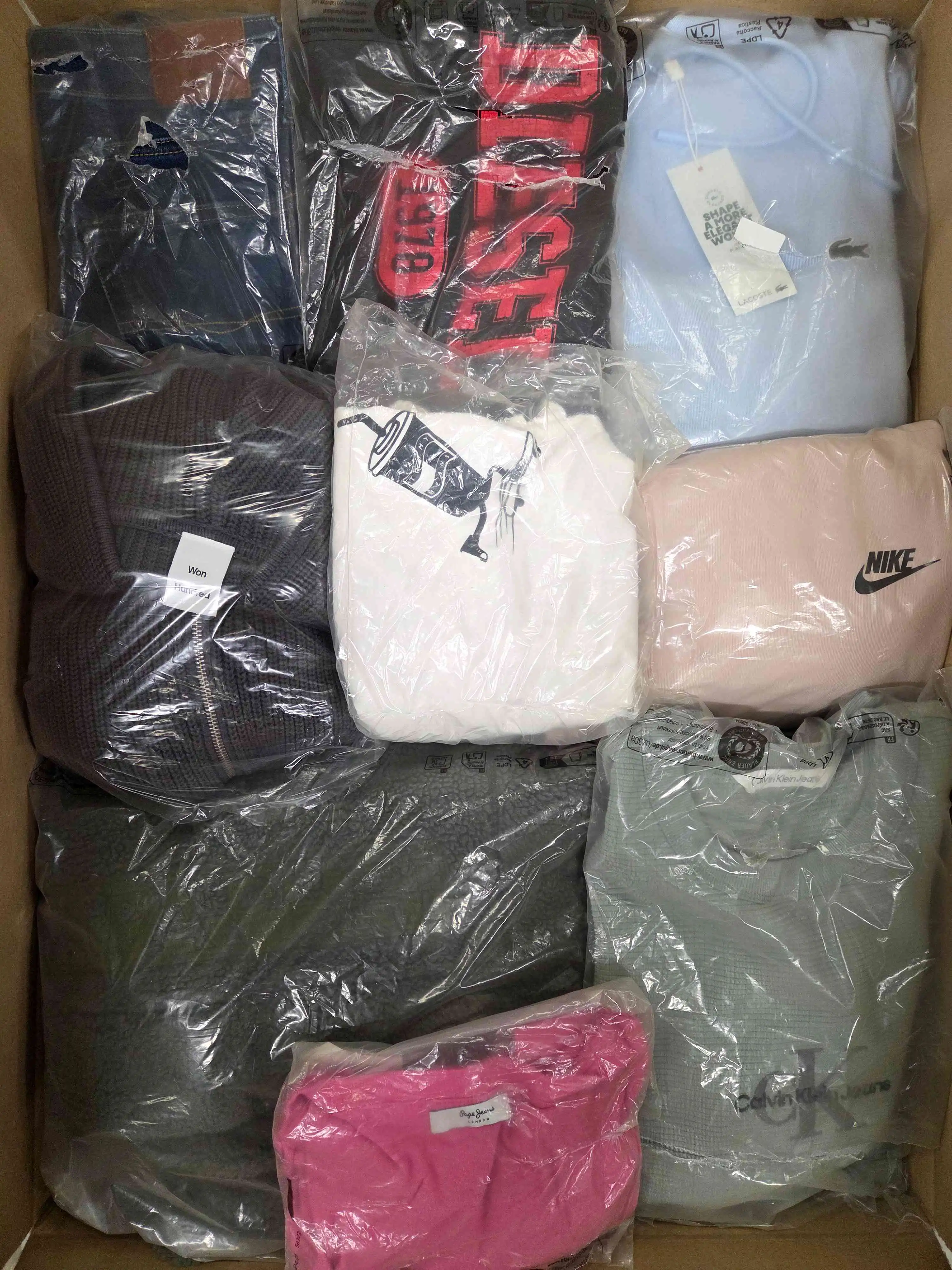 D1546 3 The photo shows a package with clothing in the category D.