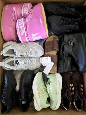 The photo shows a package with footwear in the category CSU.