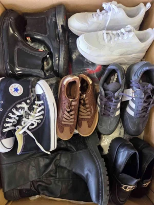 The photo shows a package with footwear in the category CSU.