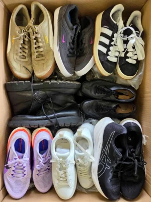 The photo shows a package with footwear in the category CSU.