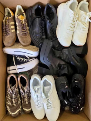 The photo shows a package with footwear in the category CSU.
