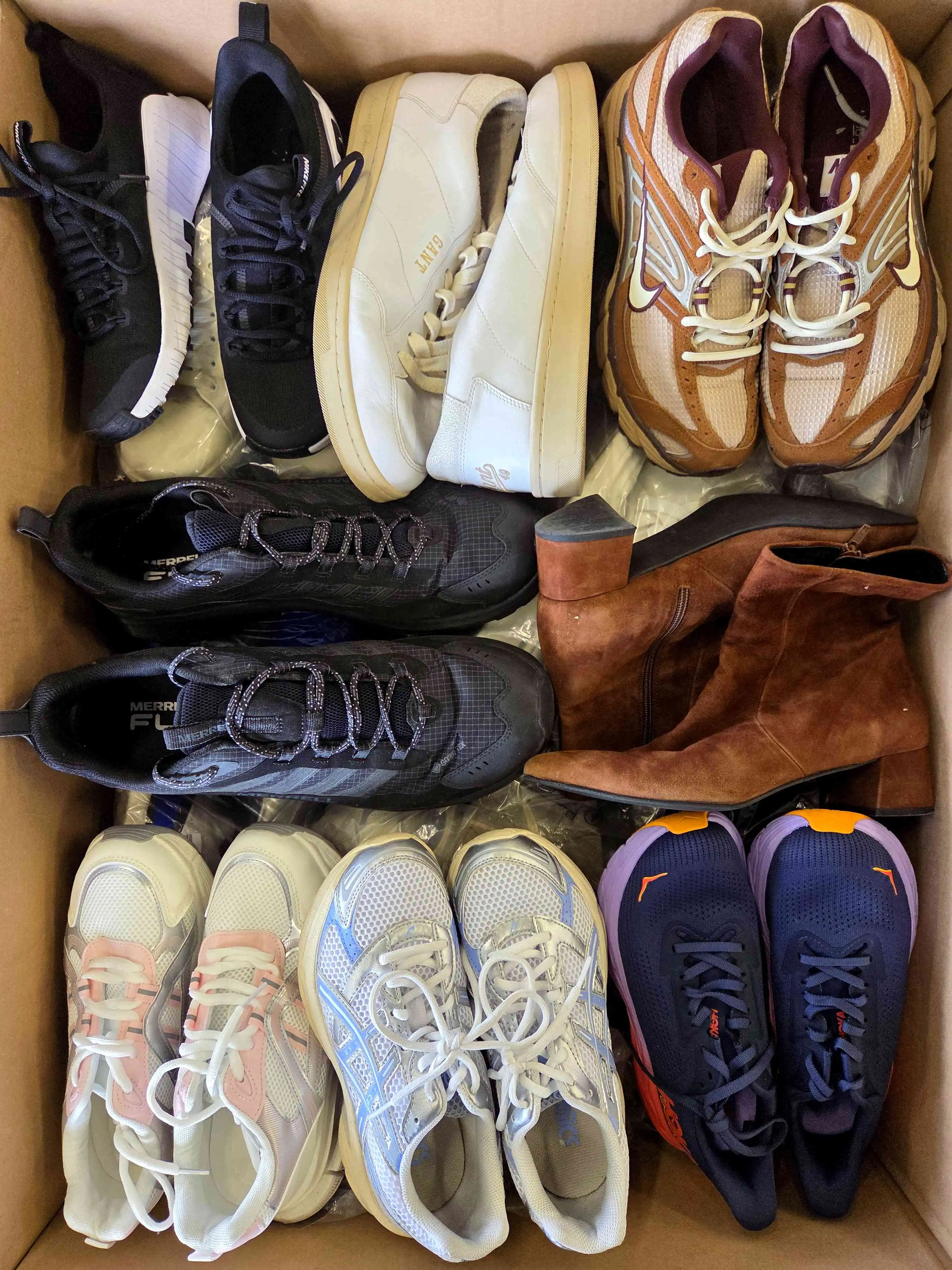 CSU1632 3 The photo shows a package with footwear in the category CSU.