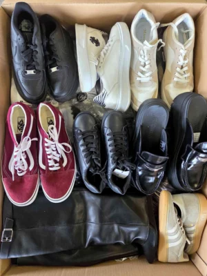 The photo shows a package with footwear in the category CSU.