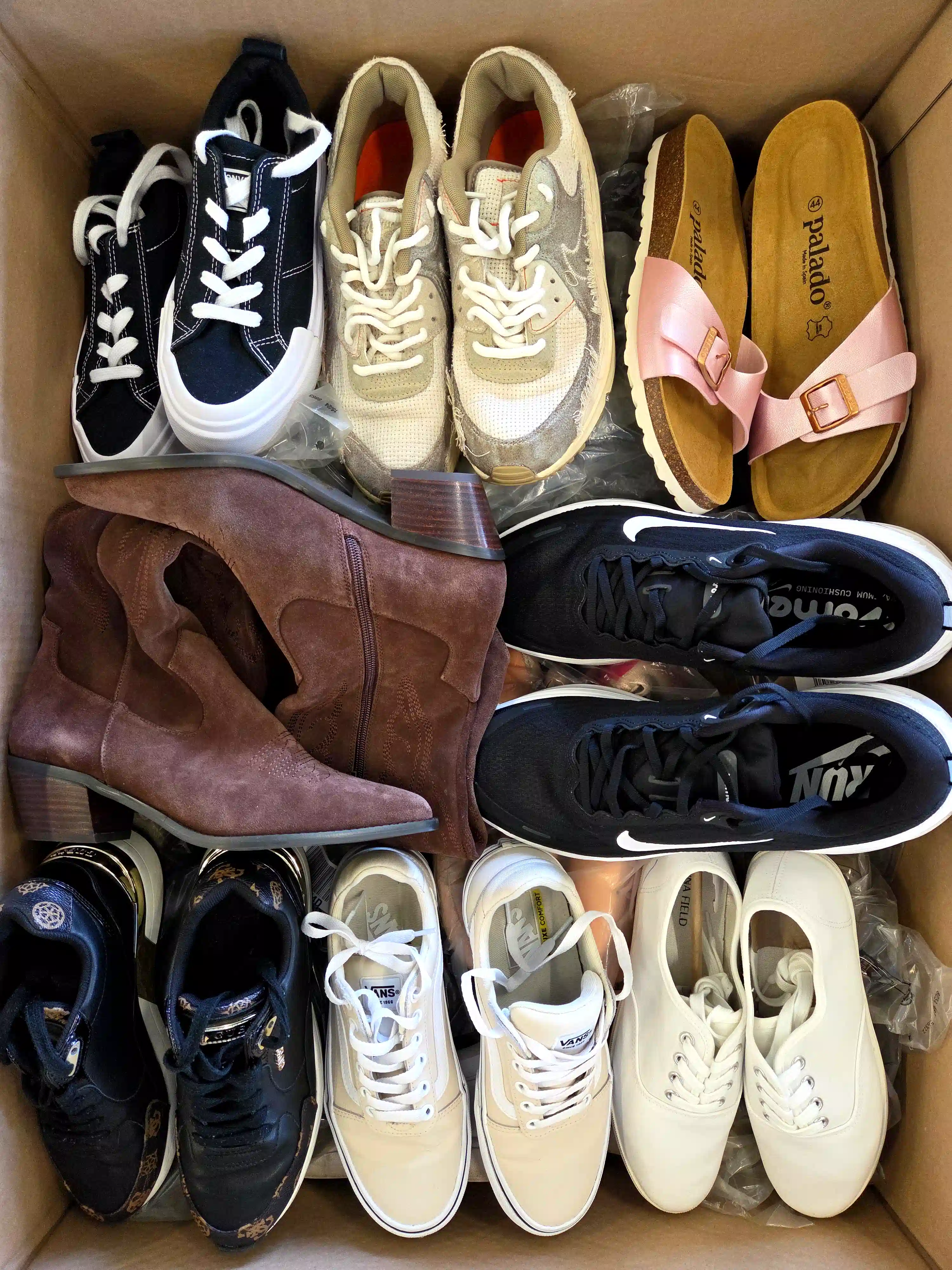 CSU1650 3 The photo shows a package with footwear in the category CSU.