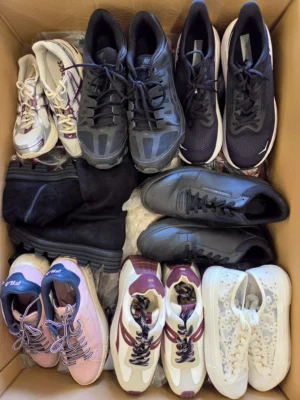 The photo shows a package with footwear in the category CSU.