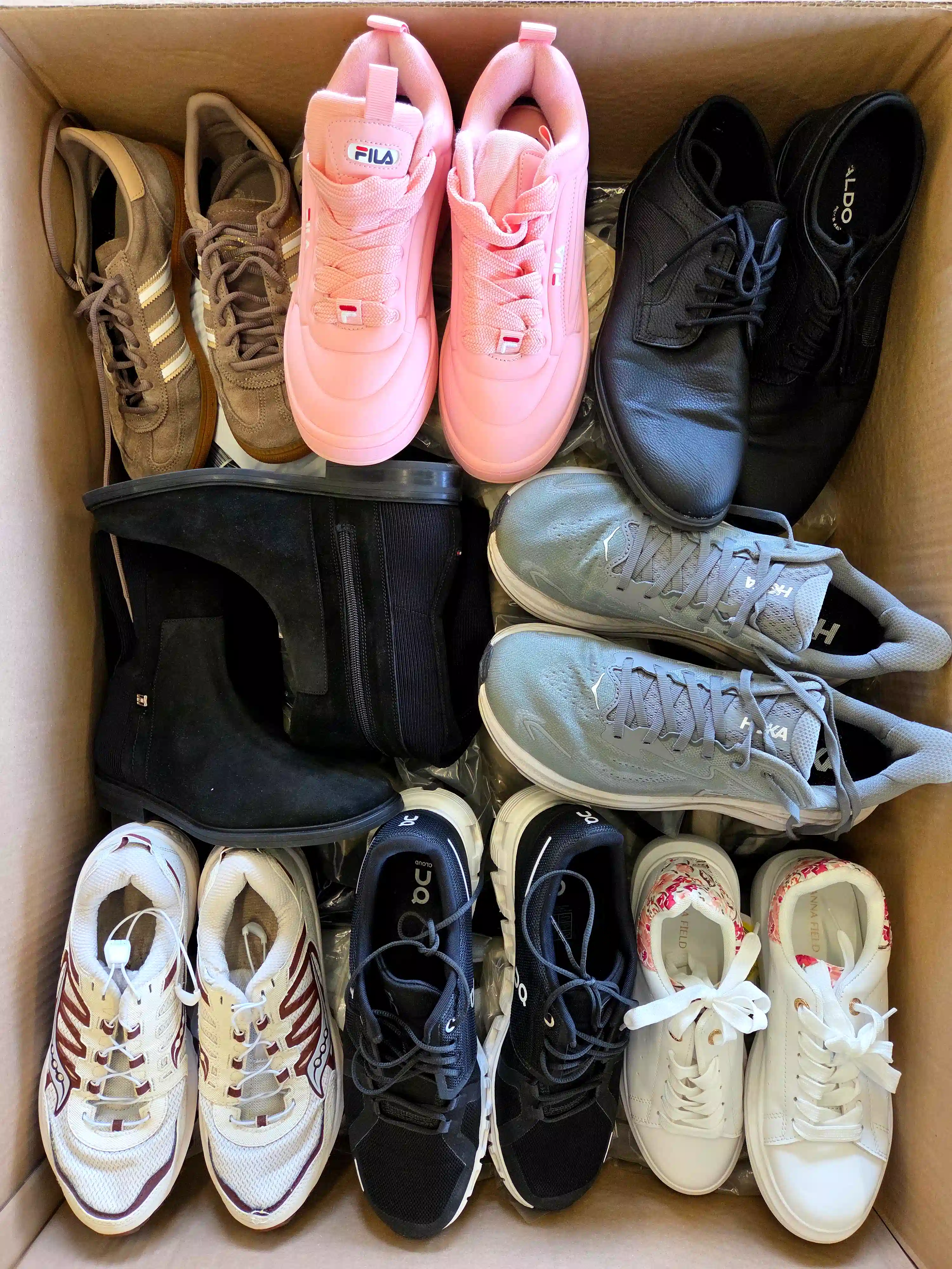 CSU1653 3 The photo shows a package with footwear in the category CSU.