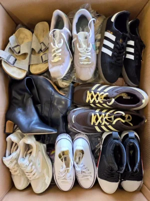The photo shows a package with footwear in the category CSU.
