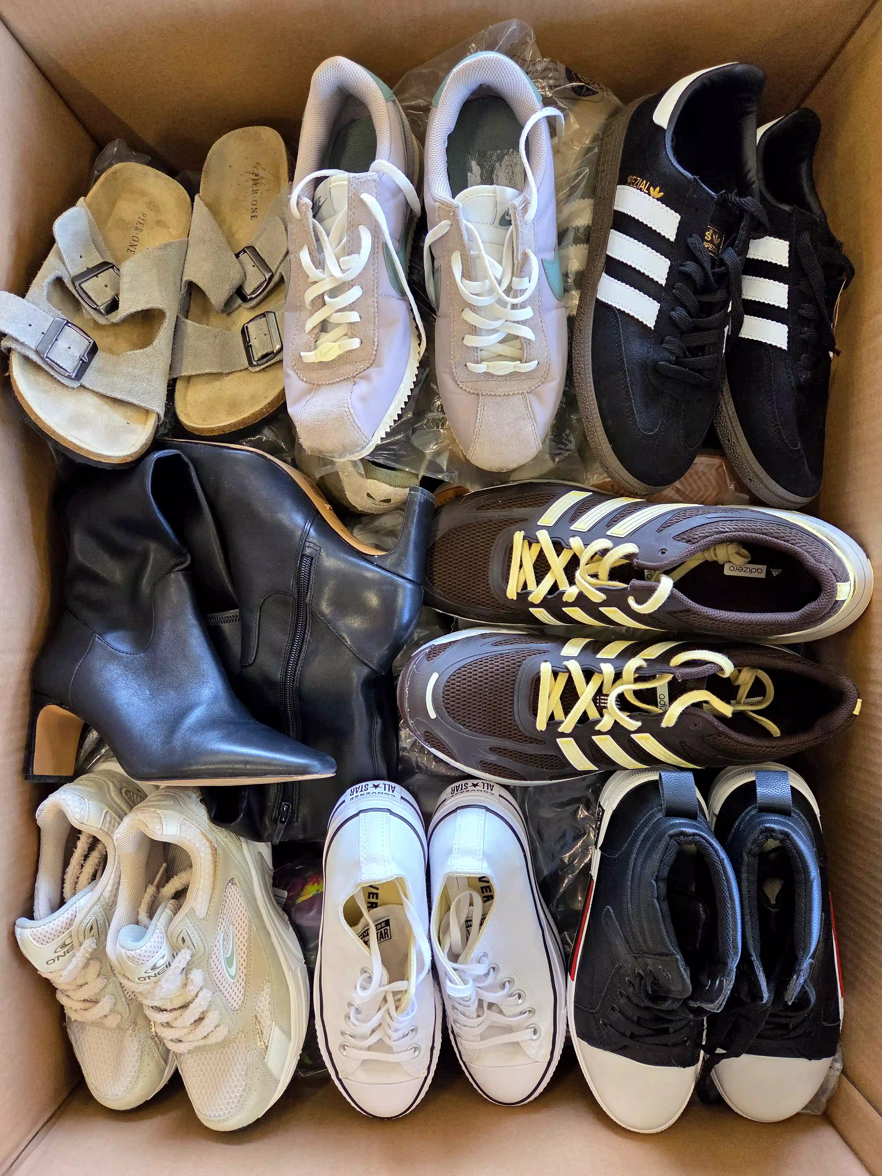 CSU1654 3 The photo shows a package with footwear in the category CSU.
