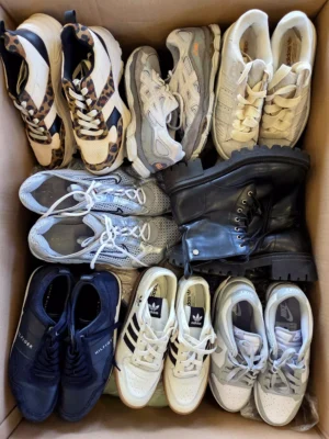 The photo shows a package with footwear in the category CSU.