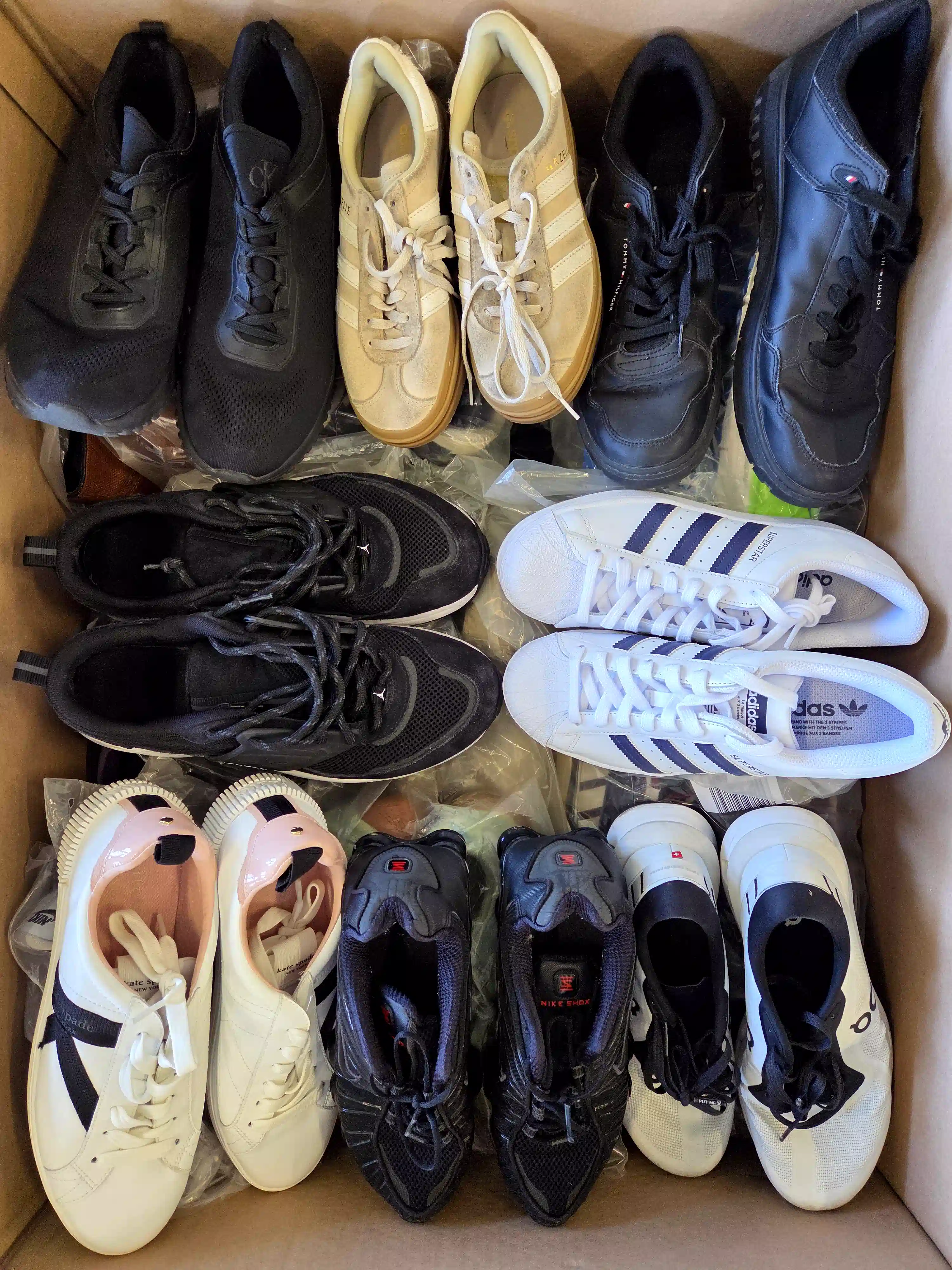 CSU1658 3 The photo shows a package with footwear in the category CSU.