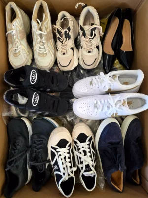 The photo shows a package with footwear in the category CSU.