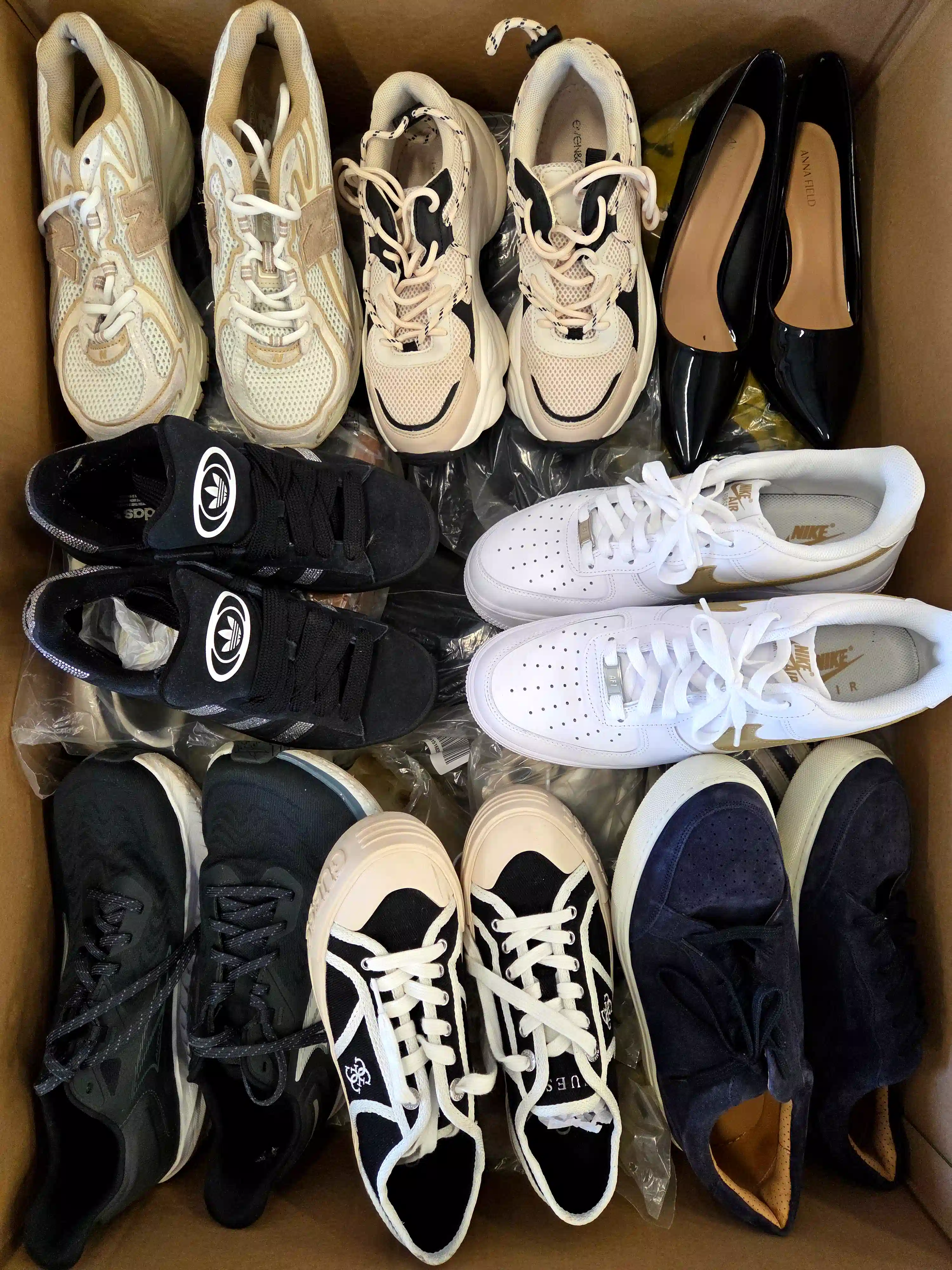 CSU1664 3 The photo shows a package with footwear in the category CSU.