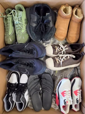 The photo shows a package with footwear in the category CSU.