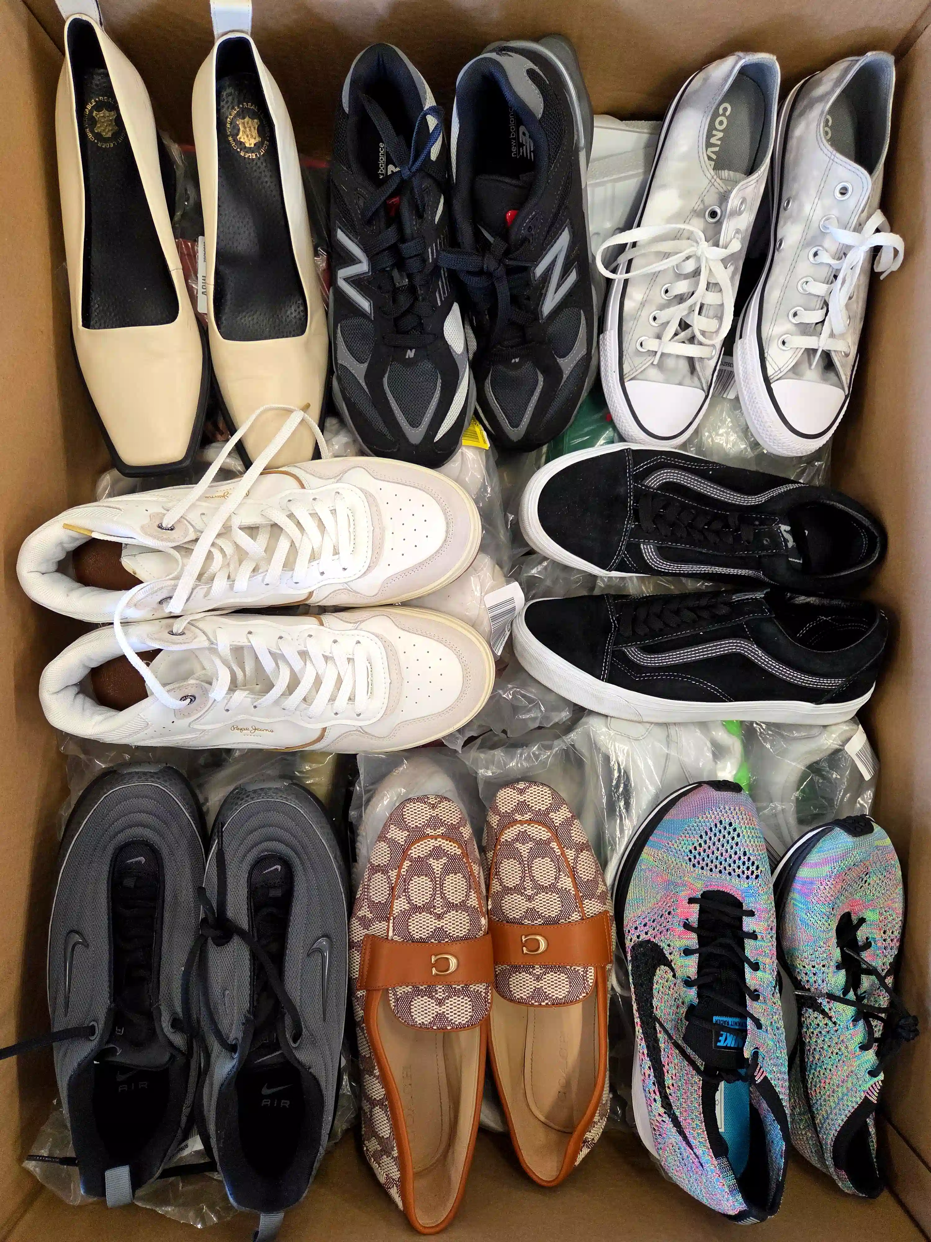 CSU1668 3 The photo shows a package with footwear in the category CSU.