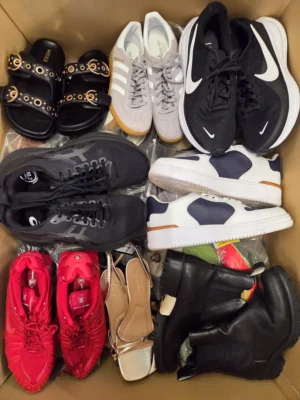 The photo shows a package with footwear in the category CSU.